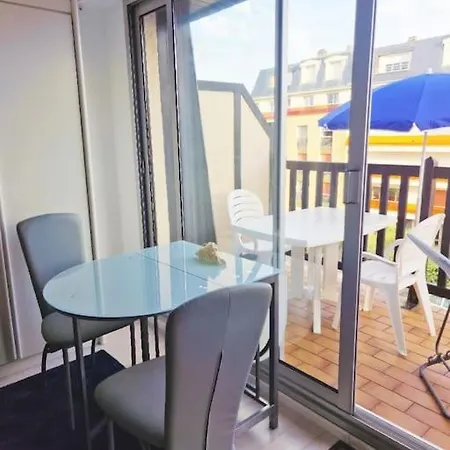 Dans Front De Cabourg