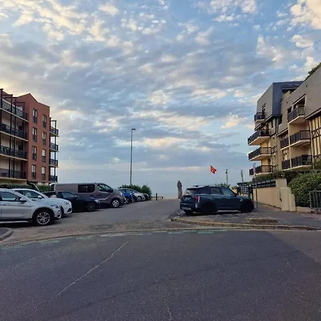 Dans Front De Cabourg